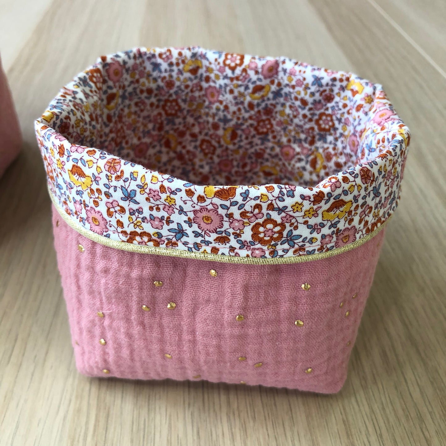 Ensemble de 10 lingettes et sa panière Thème fleuri et double gaze mini-pois dorés