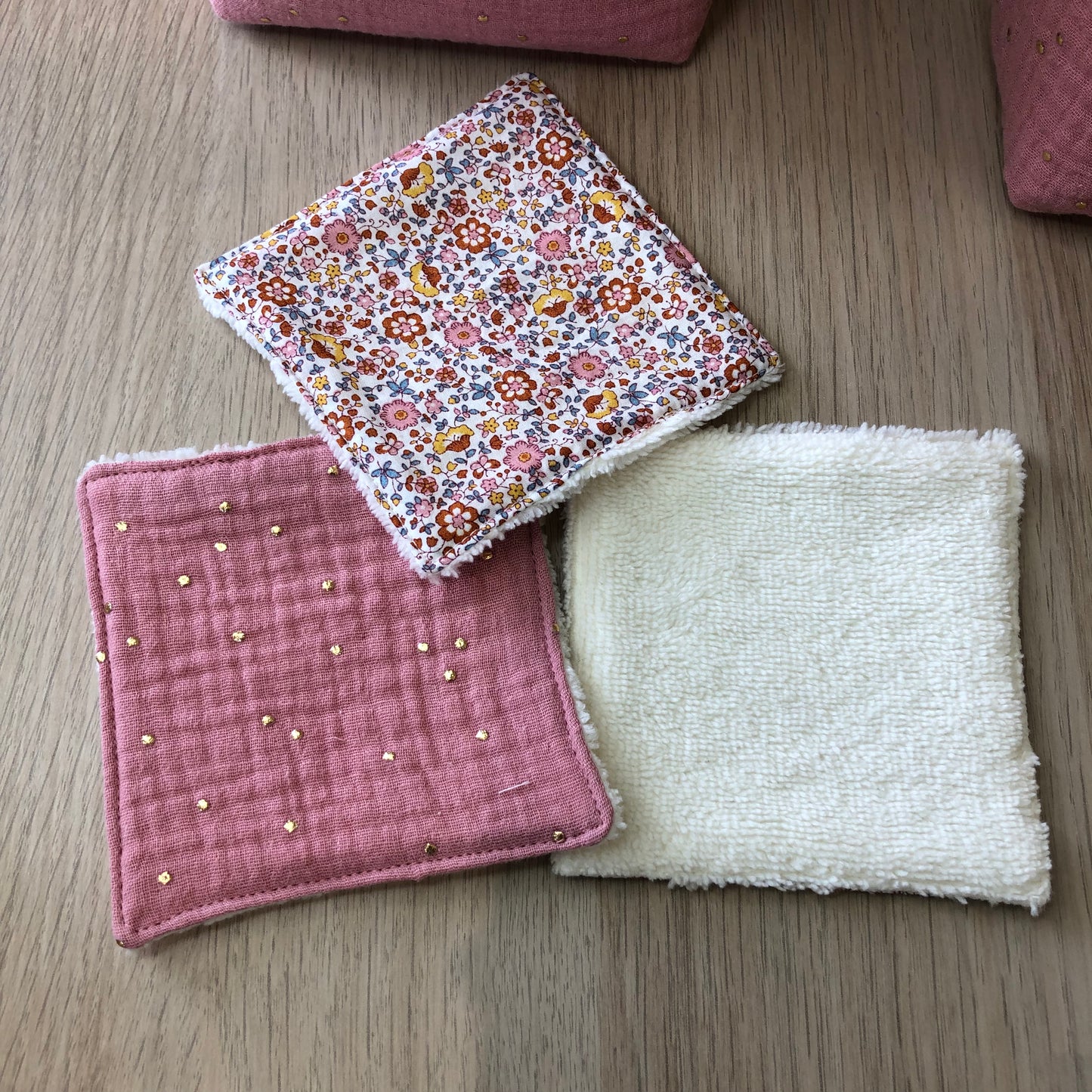 Ensemble de 10 lingettes et sa panière Thème fleuri et double gaze mini-pois dorés