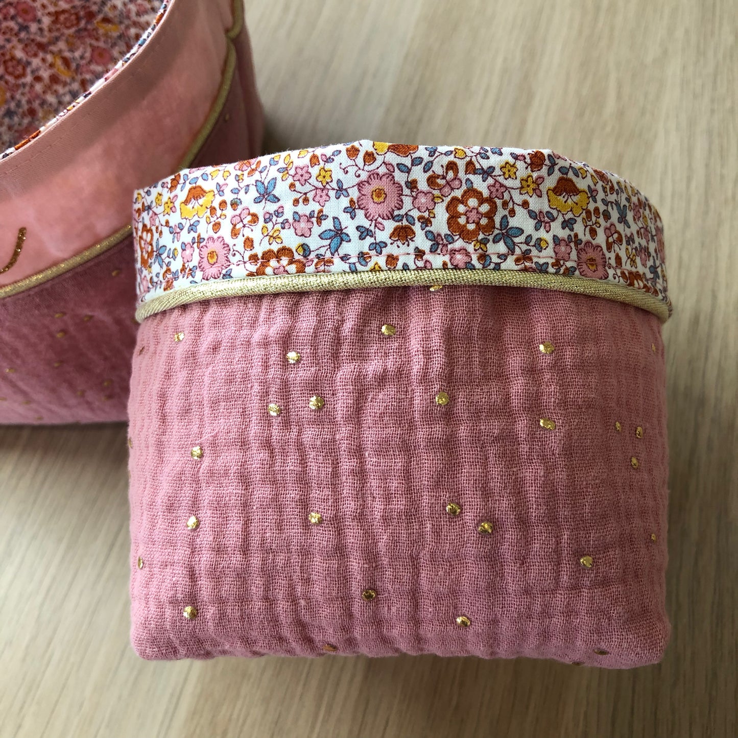 Ensemble de 10 lingettes et sa panière Thème fleuri et double gaze mini-pois dorés