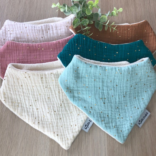 Bavoir bandana motif gaze de coton pois doré