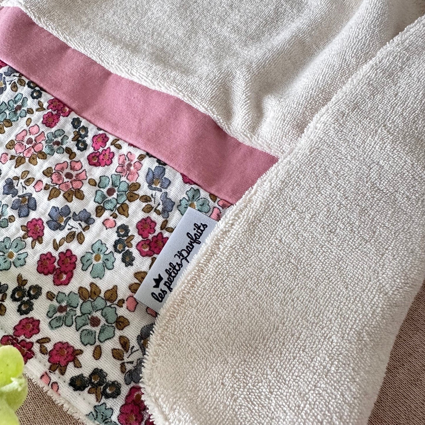 Bavoir maternelle prénom en éponge bio - Thème fleurs rose, bleu (Gilberte)