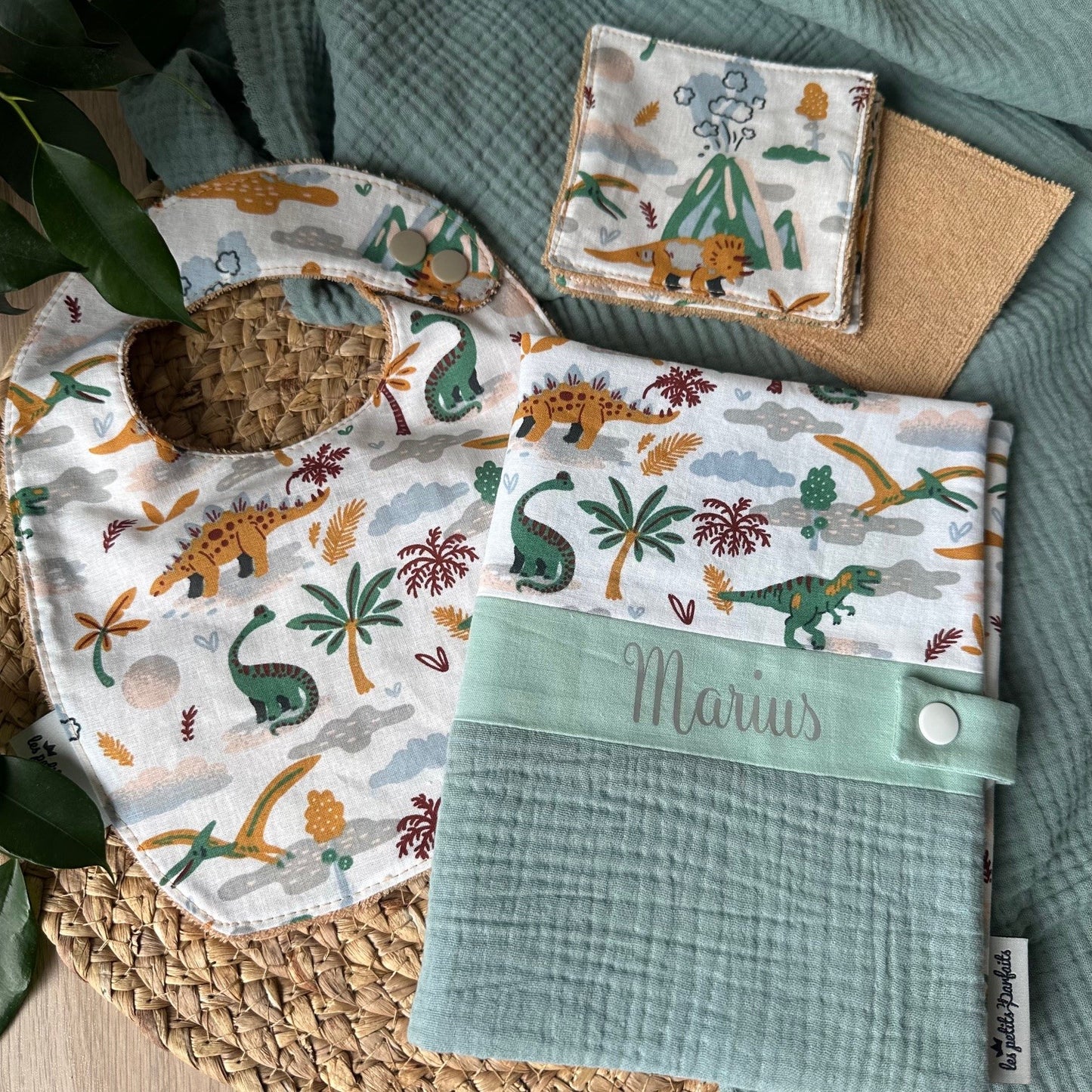 coffret cadeau de 3 articles pour naissance d'un garçon sur l'univers des dinosaures