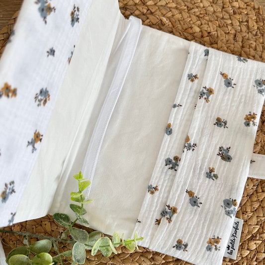 Protège carnet de santé Gaze Fleurs bleues sur fond blanc à personnaliser