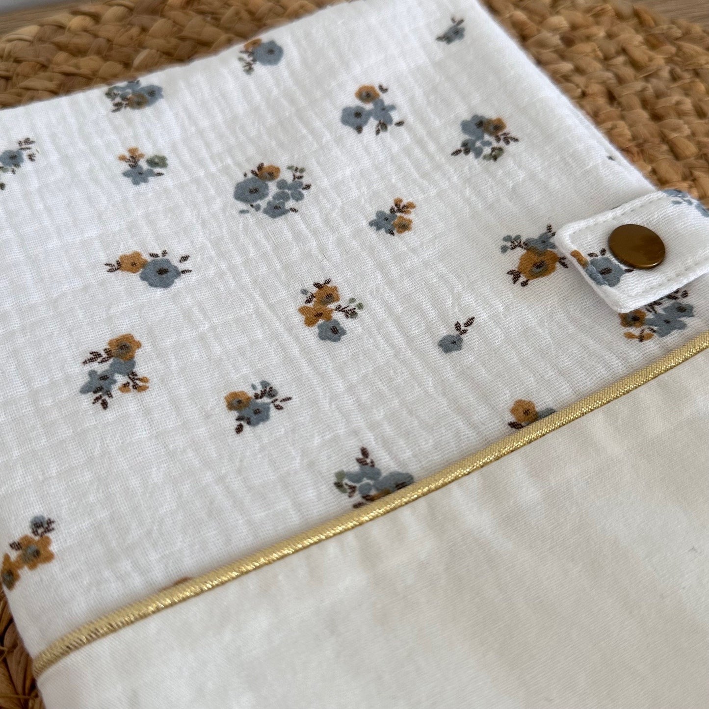Protège carnet de santé Gaze Fleurs bleues sur fond blanc à personnaliser