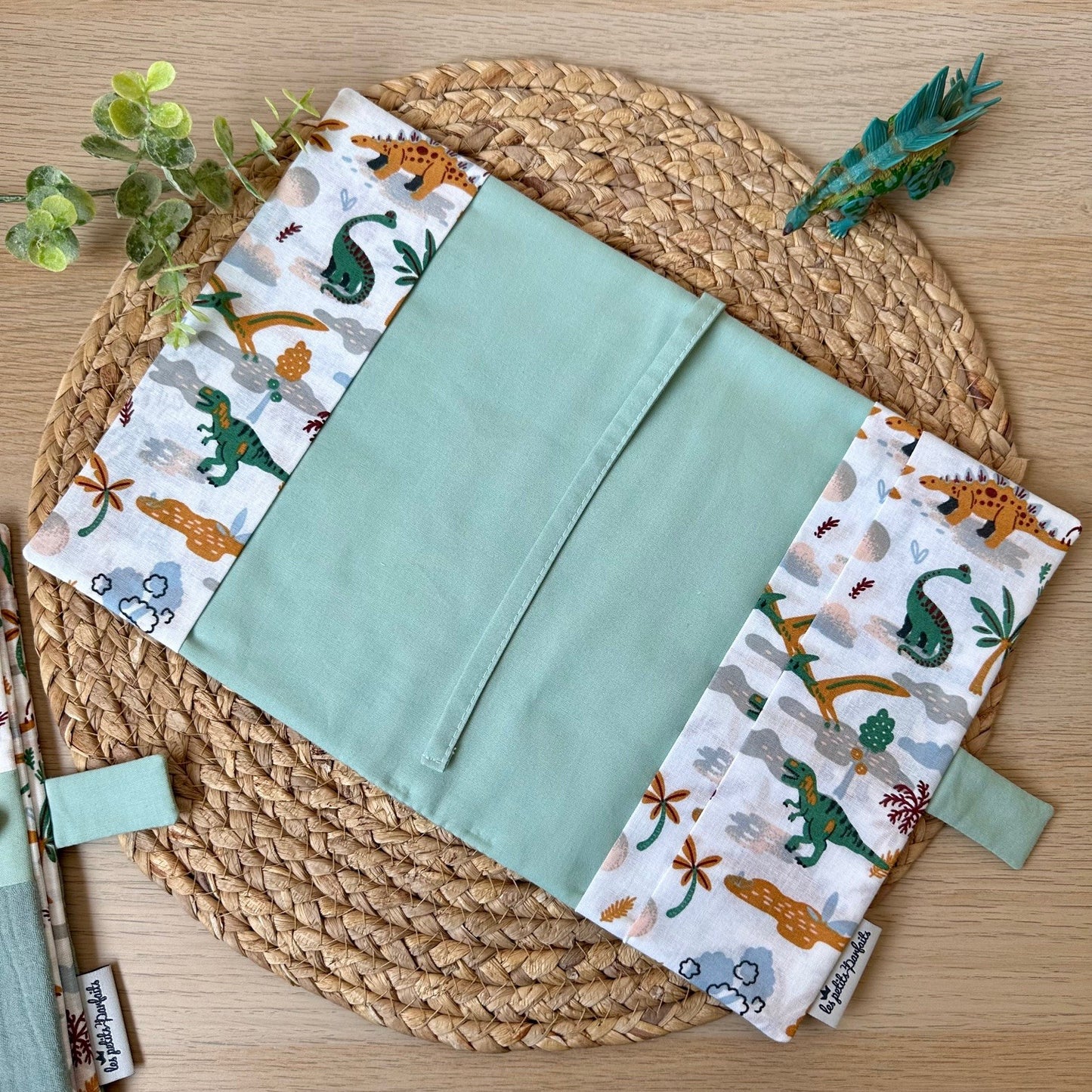 protège carnet de santé dinosaures pour bébé avec doublure molletonnée pour des données médicales protégées en beauté