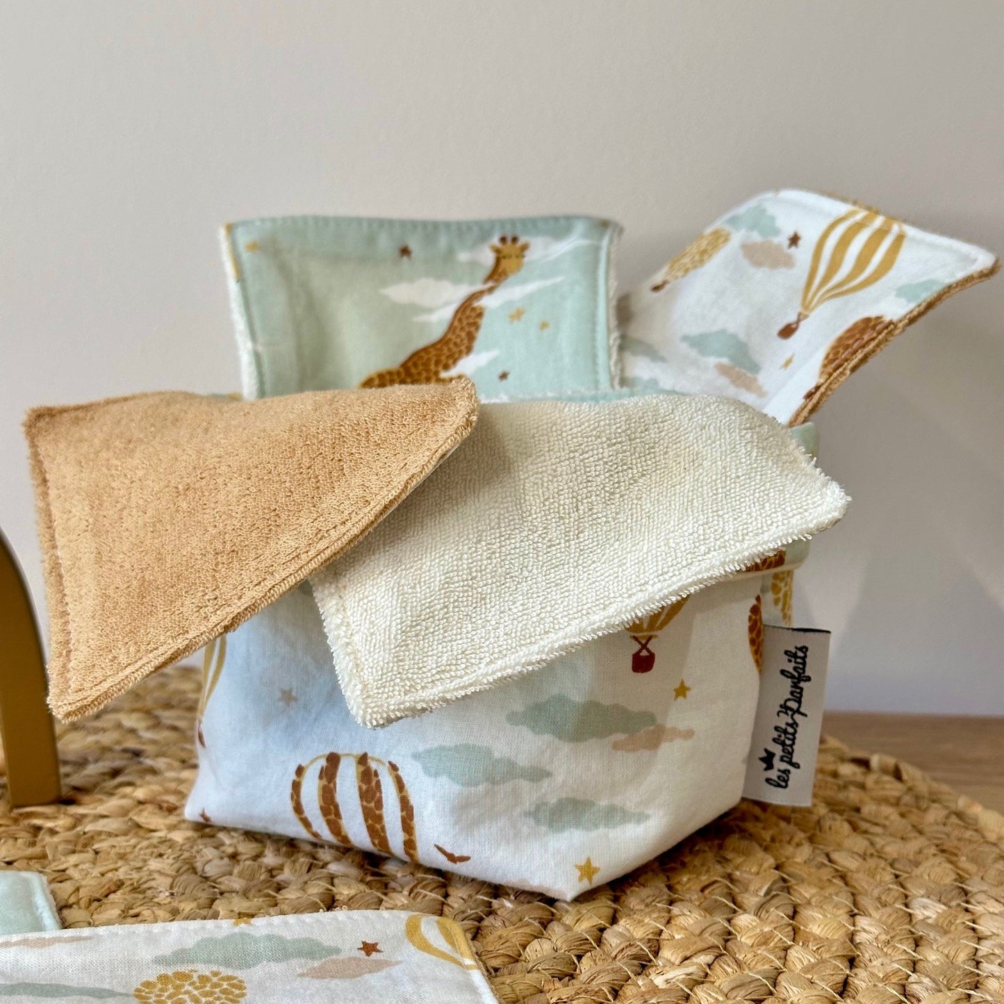 panière et ses 10 lingettes lavables pour enfant avec imprimé montgolfières et girafes pour une table à langer organisée