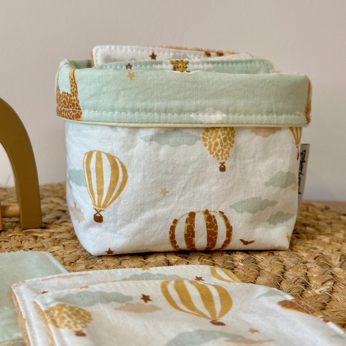 Panière de rangement fournie avec 10 lingettes lavables, univers montgolfières, nuages et girafes pour une toilette en douceur et rêverie