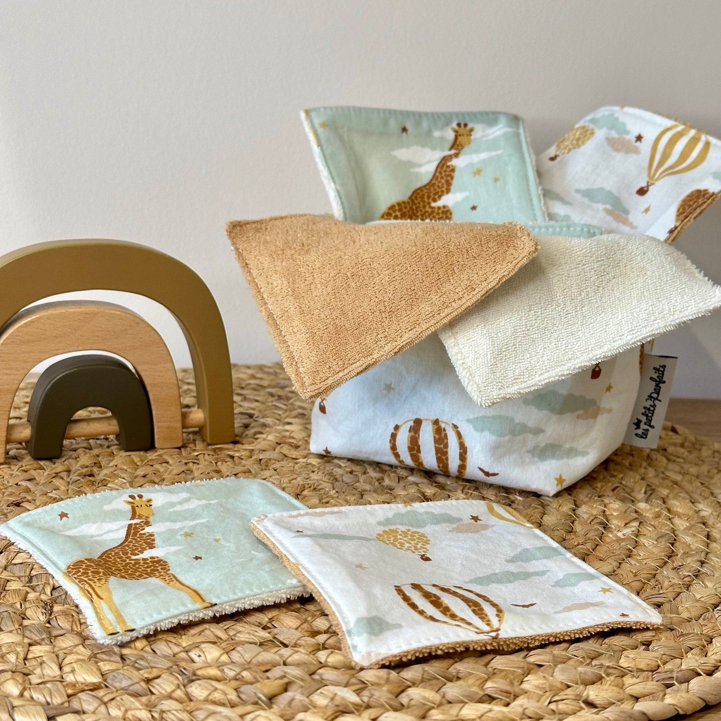 lot composé d'une panière et de 10 lingettes lavables en éponge bio univers montgolfières et girafes