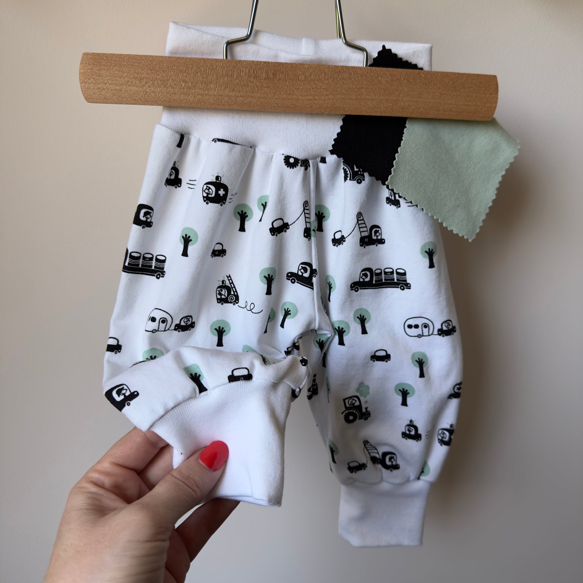 pantalon type sarouel blanc avec camions de chantier noir