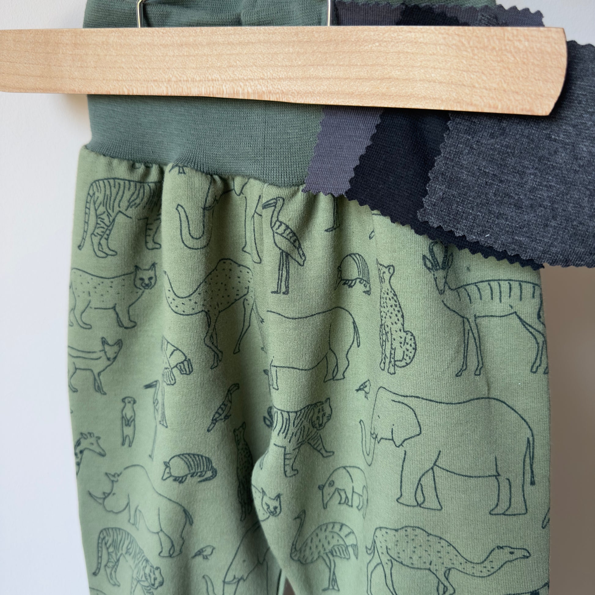 pantalon type sarouel avec motif safari évolutif et personnalisable pour une look enfant unique