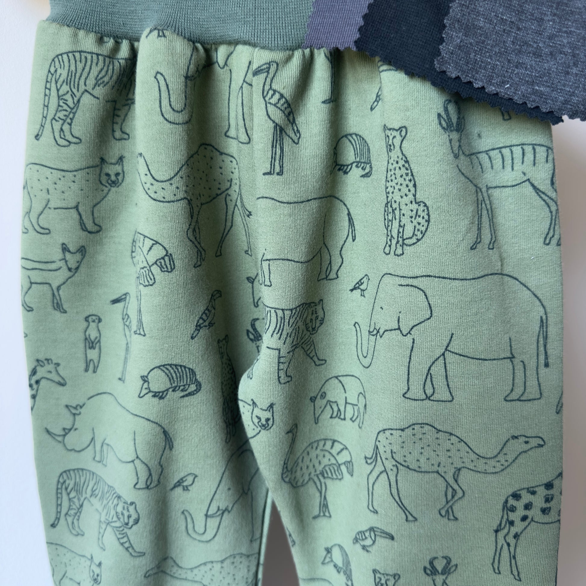 sarouel évolutif et personnalisable avec imprimé safari kaki pour bébé et enfant