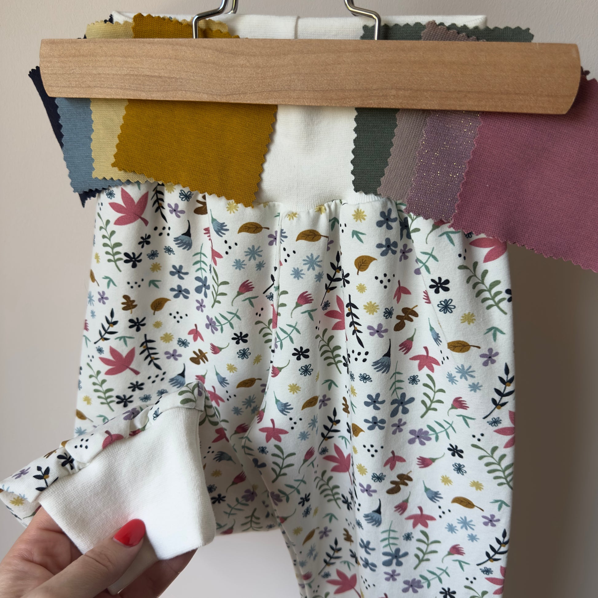 pantalon personnalisable type sarouel avec de jolis motifs feuilles multicolores (rose, ocre, violet) sur fond écru