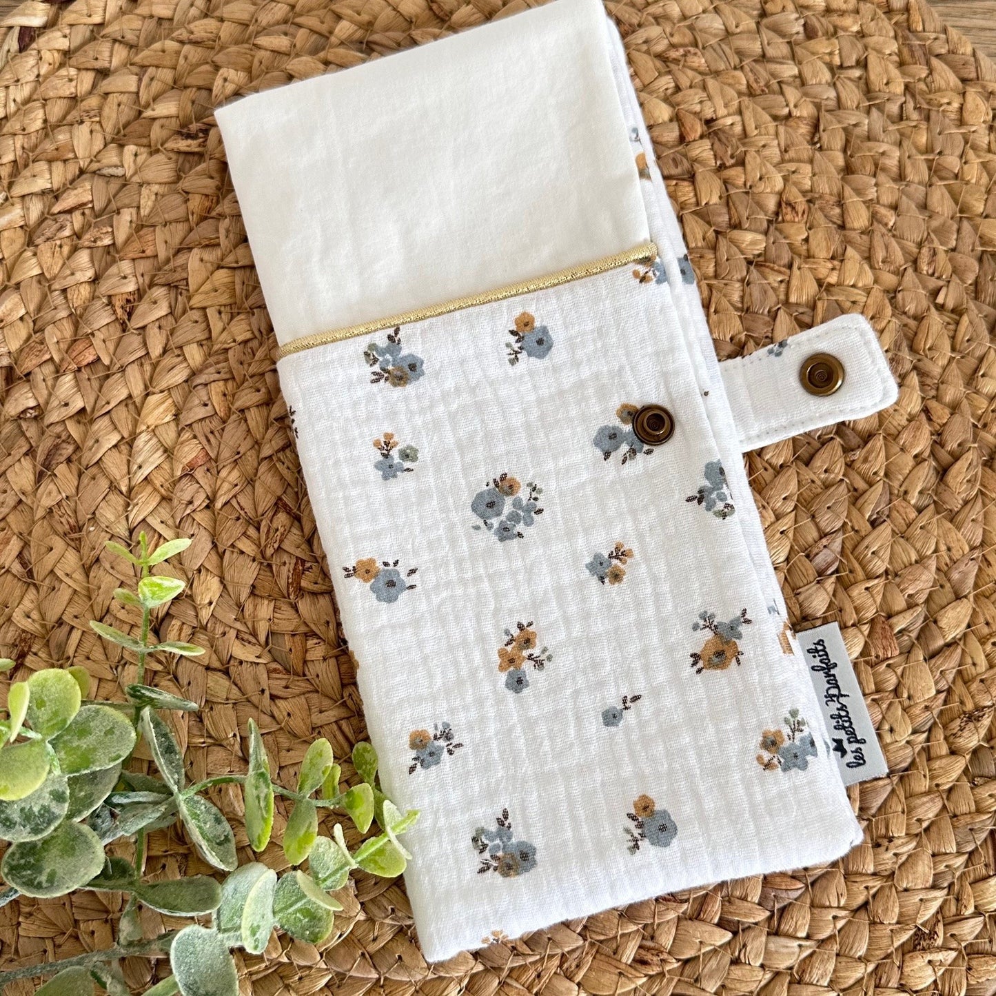 protège livret de famille en gaze de coton blanc agrémenté de petites fleurs bleues à personnaliser avec l'inscription de votre choix