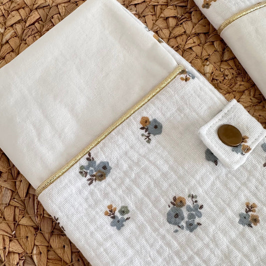 protège livret de famille à personnaliser en double gaze blanc avec de jolies petites fleurs bleues qui se ferme avec un bouton pression doré
