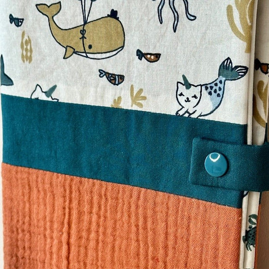 zoom sur les coloris et motifs du protège carnet de santé univers animaux de la mer