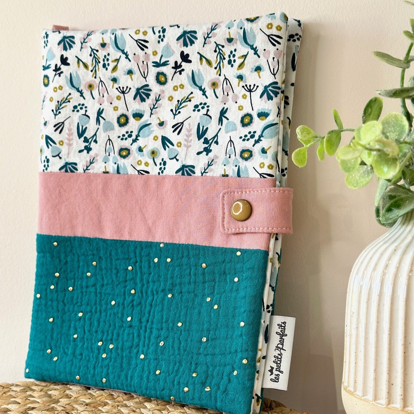 Protège carnet de santé pour fille idéal comme cadeau de naissance dans les tons bleu et rose imprimé fleurs et double gaze