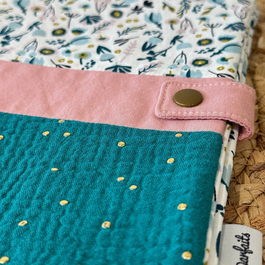 protège carnet de santé avec imprimé fleuri et double gaze émeraude pois doré personnalisable avec prénom de bébé