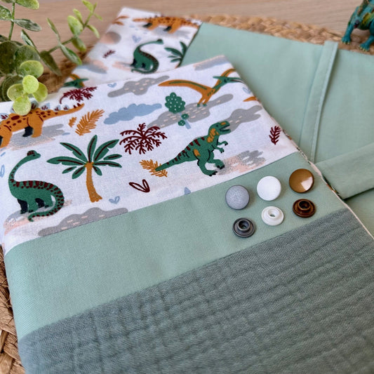 Protège carnet de santé dinosaures pour bébé ou enfant garçon avec choix du coloris de bouton pression et de l'écriture