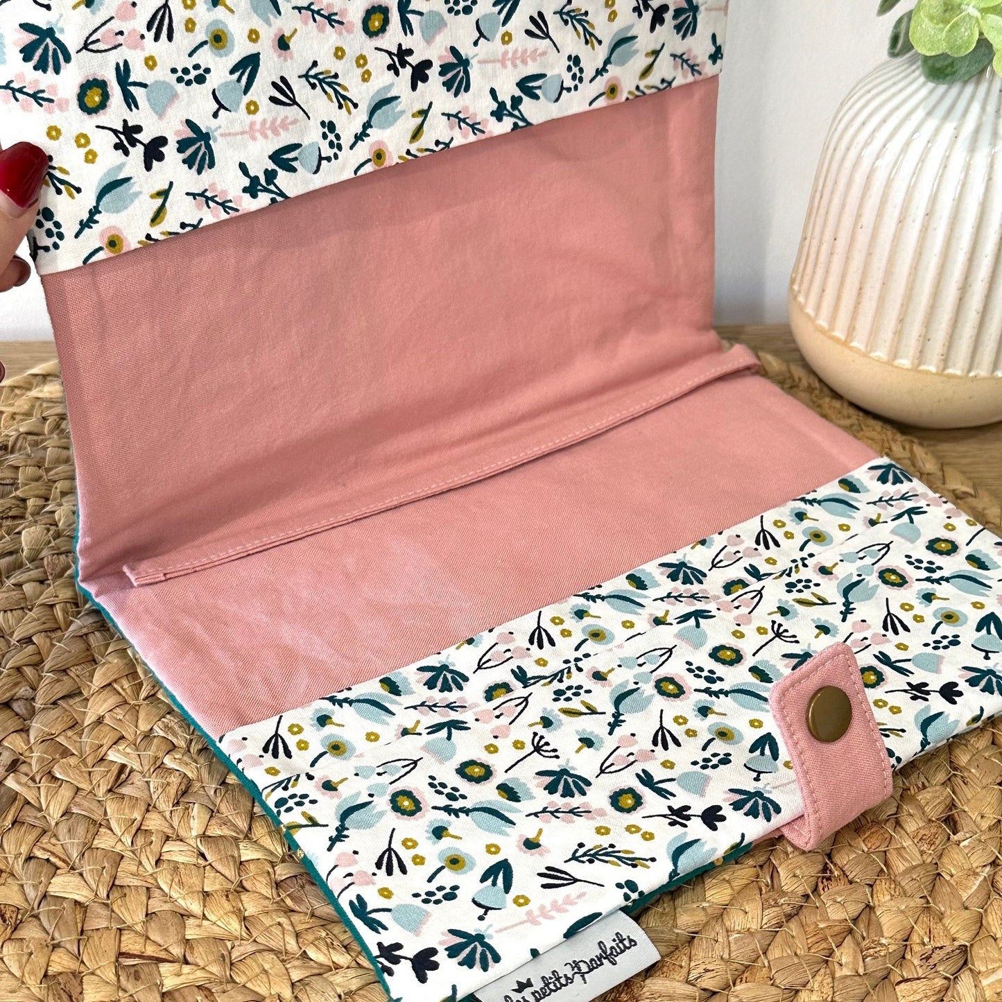 doublure du protège carnet de santé fleuri bleu et rose