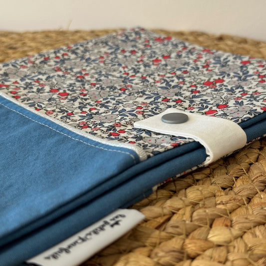 zoom sur les motifs du protège carnet de santé fille liberty fleurs rose et bleu