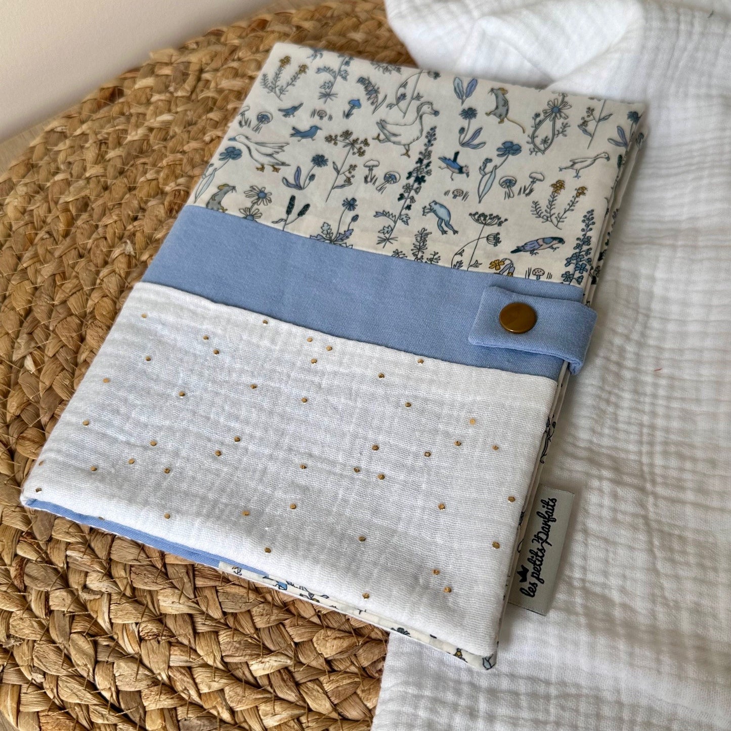 protège carnet de santé en tissu Liberty oiseaux, oies dans les tons bleus et double gaze blanc pois or à personnaliser avec un prénom