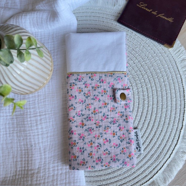 protège livret de famille en double gaze fleuri dans les tons rose à personnaliser avec la mention souhaitée pour un article unique et fait main