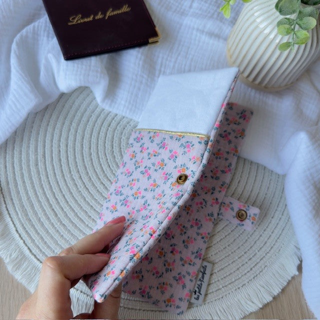 protège livret de famille personnalisé en double gaze fleuri pétrole et rose fluo, idéal comme cadeau de naissance ou mariage