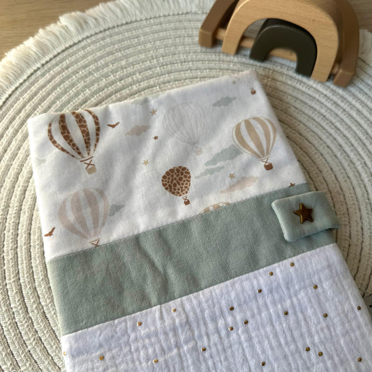 protège carnet de santé bébé personnalisable avec un prénom avec de jolis montgolfières et gaze de coton