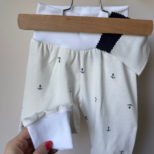 pantalon type sarouel parfait pour l'été avec de jolis motifs ancres marines sur fond écru