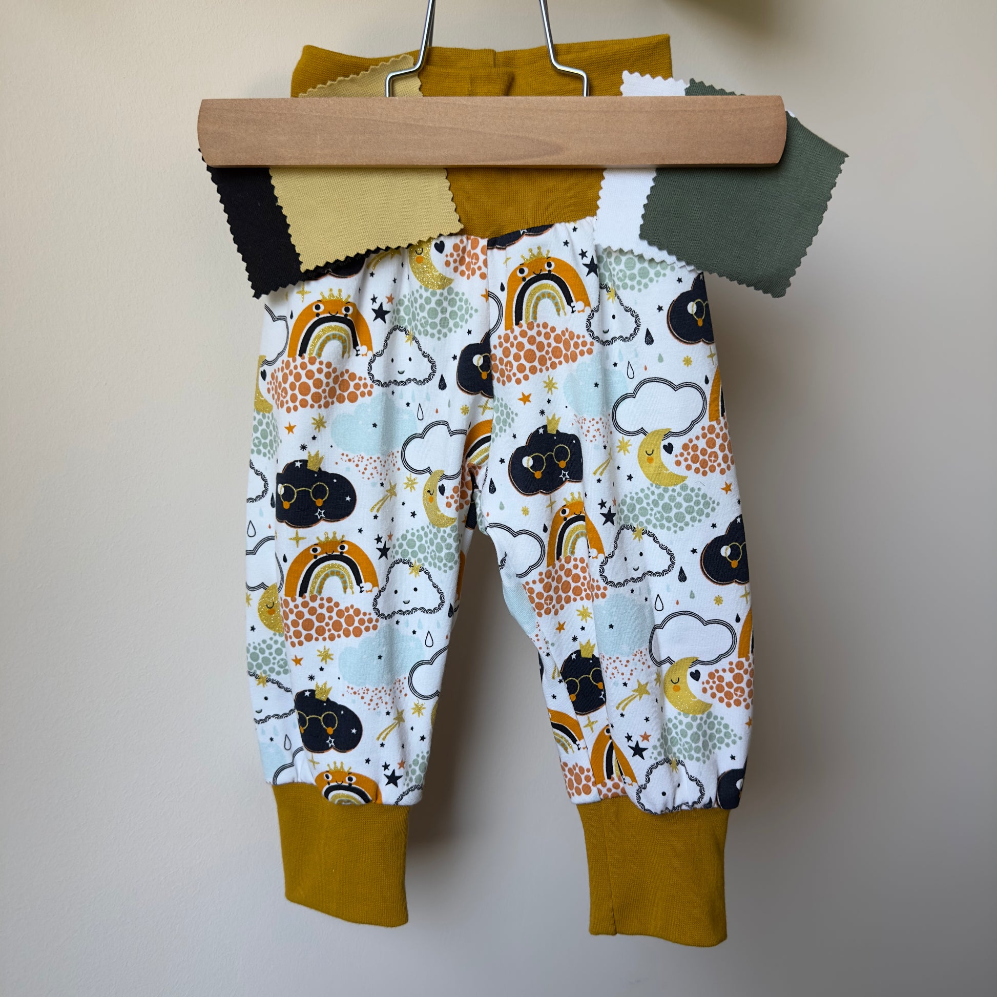 pantalon sarouel évolutif personnalisable pour enfant avec motif arc-en-ciel