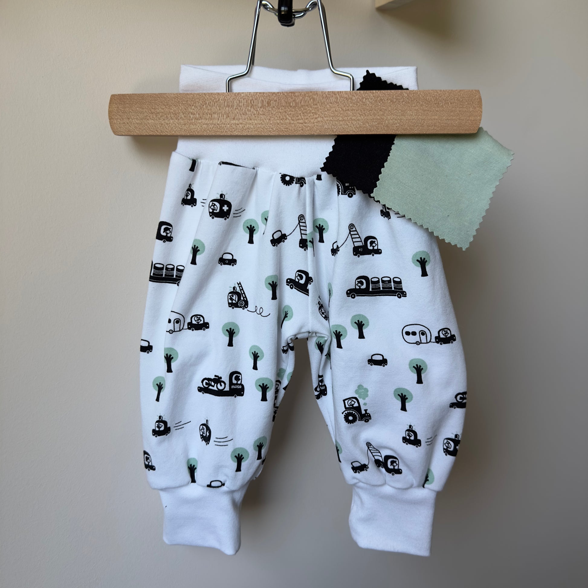 sarouel pour garçon personnalisé avec motif camions de chantier