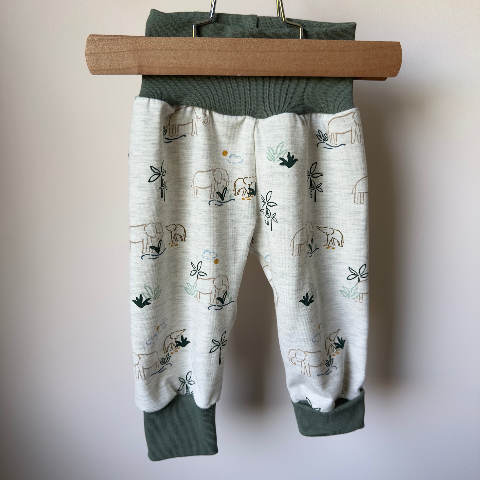 sarouel personnalisable imprimé éléphants avec ceinture et chevilles coloris vert pin