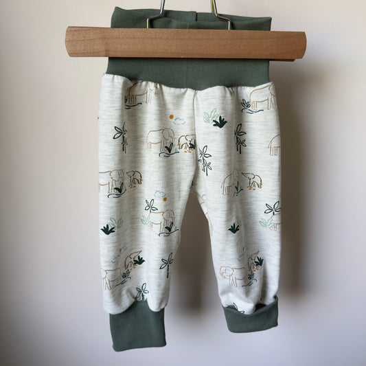 sarouel personnalisable imprimé éléphants avec ceinture et chevilles coloris vert pin