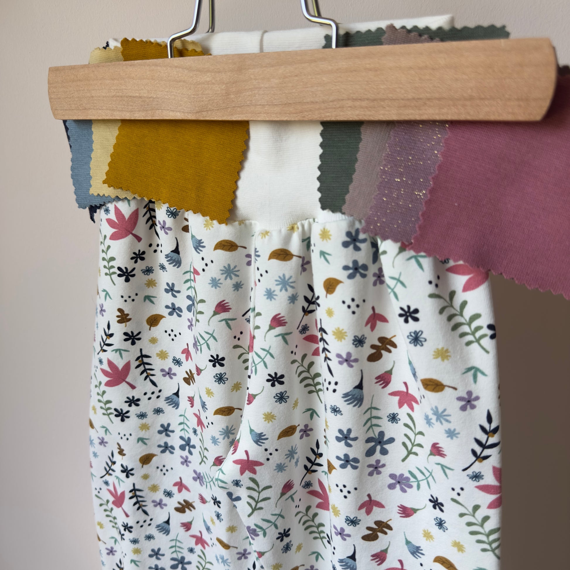 sarouel personnalisable pour fille avec des motifs feuilles multicolores