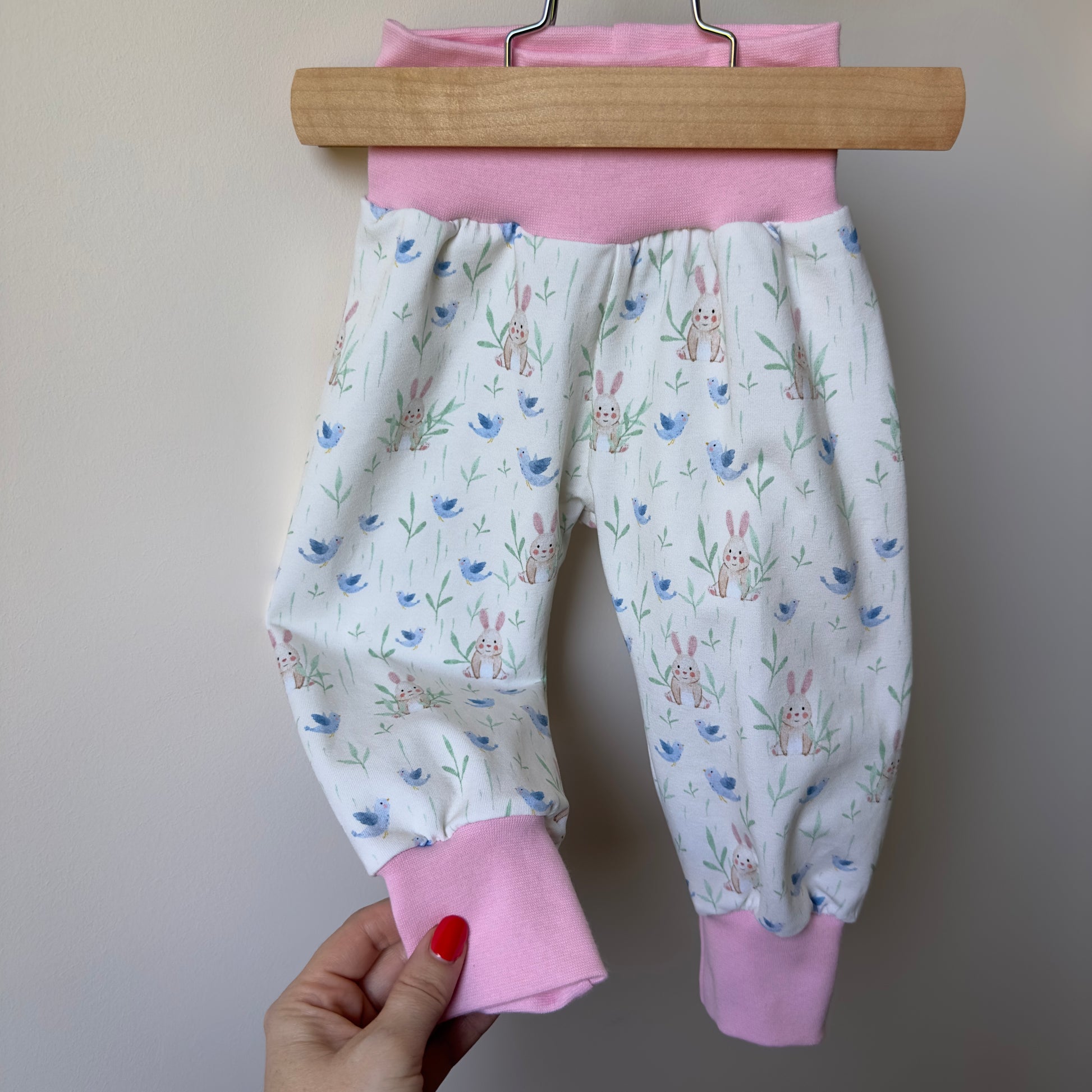 Sarouel imprimé lapins avec une ceinture et cheville rose bonbon, très girly