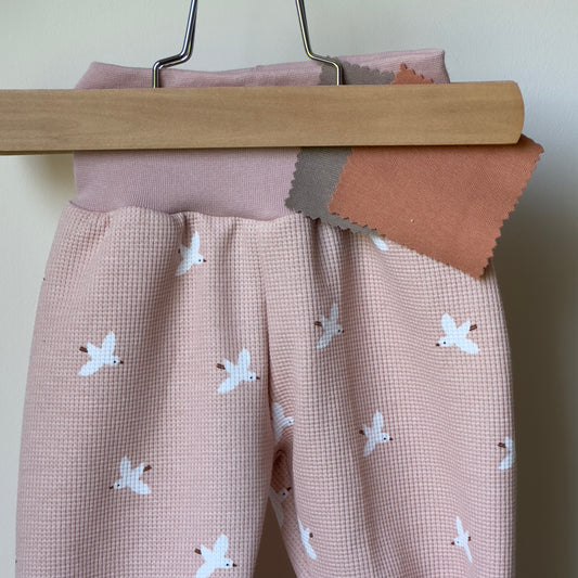 sarouel bébé pour fille évolutif avec motif oiseaux fond rose tout en douceur pour enfant de 6 mois