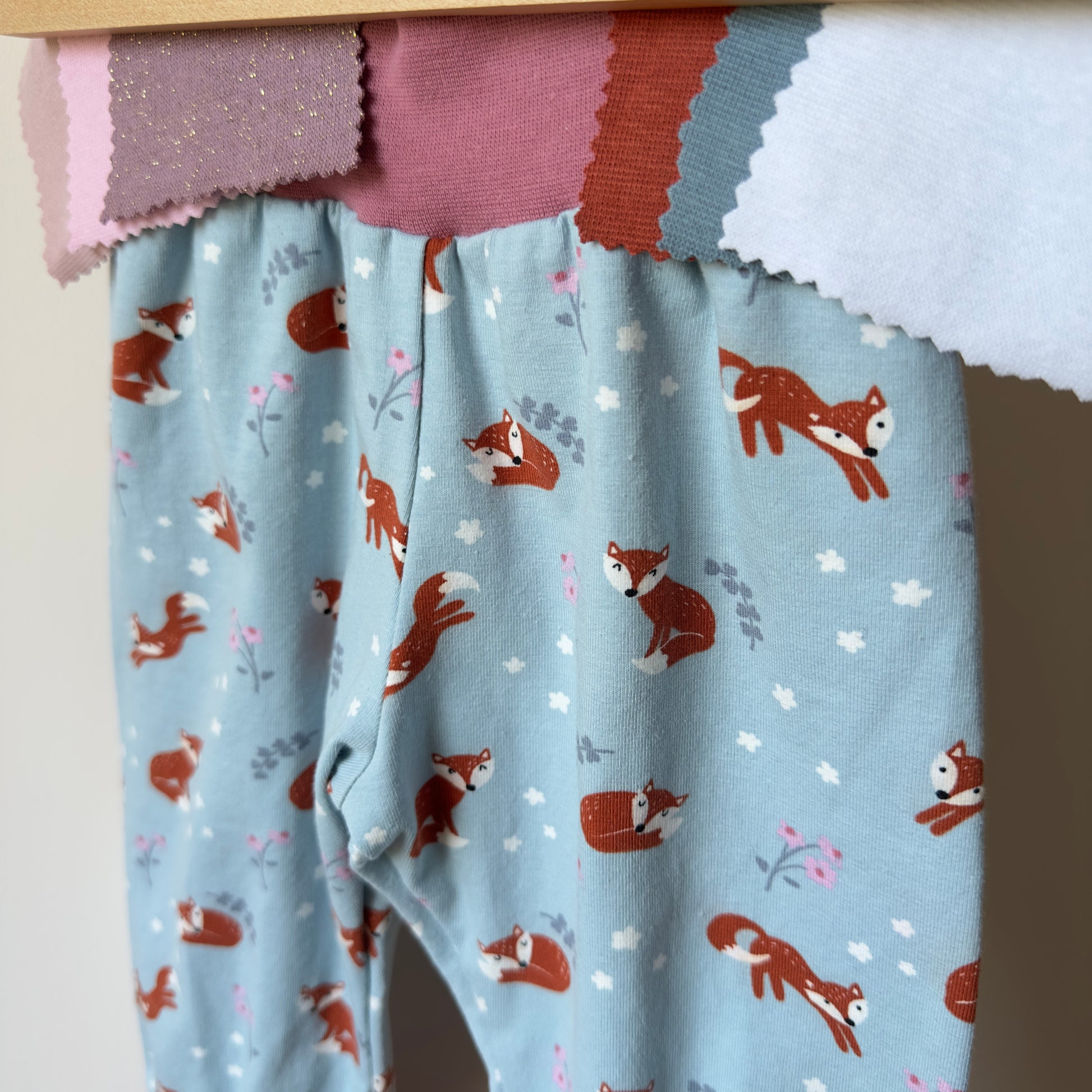 sarouel pour bébé fille à personnaliser avec un imprimé renard sur fond bleu