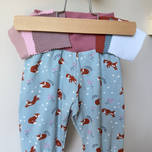 pantalon évolutif pour enfant avec imprimé renards sur fond bleu