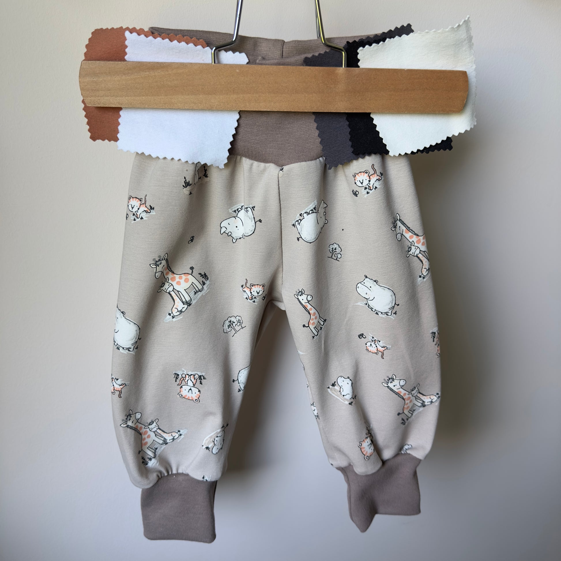 sarouel personnalisable pour bébé avec un imprimé girafes tout mignon