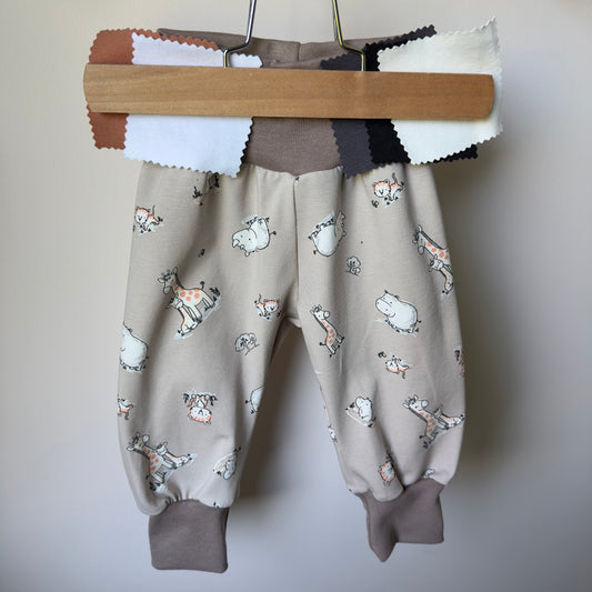 sarouel personnalisable pour bébé avec un imprimé girafes tout mignon