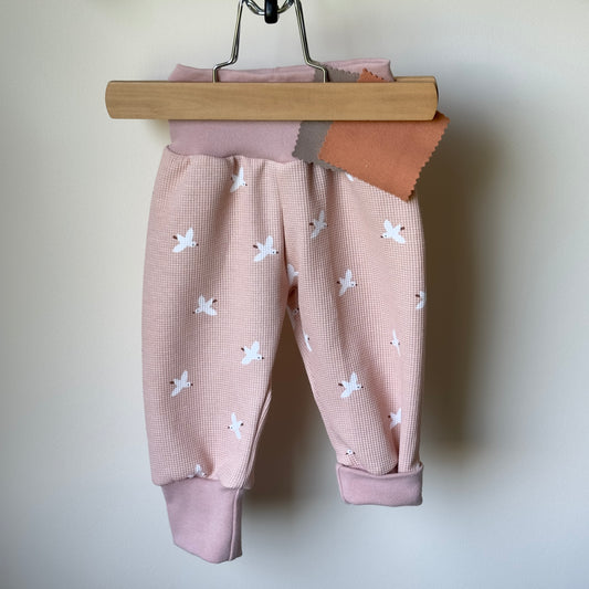 sarouel bébé fille en taille 6 mois avec de jolis motifs d'oiseaux sur fond rose en nid d'abeille