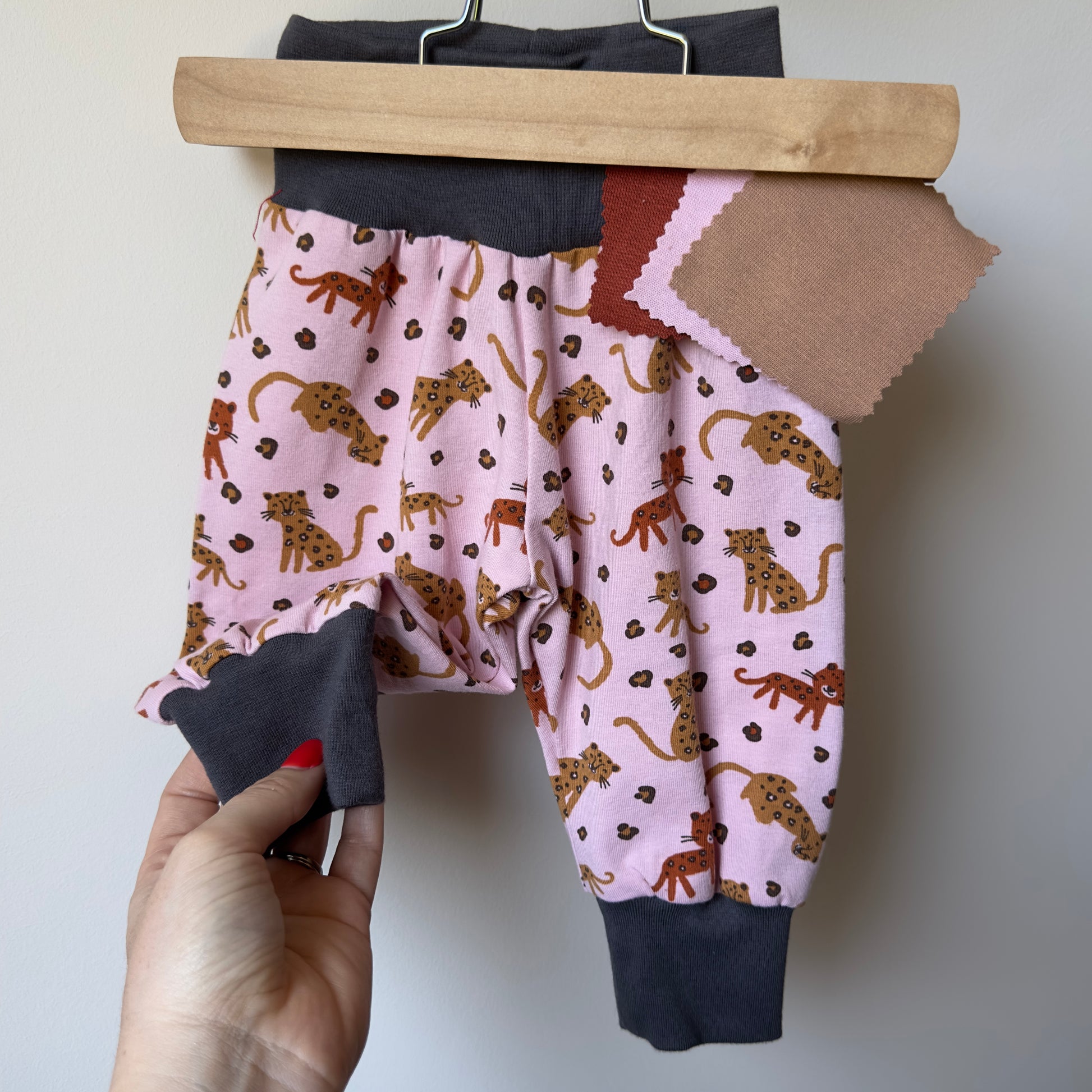 sarouel fille avec de jolis motifs panthère sur fond rose