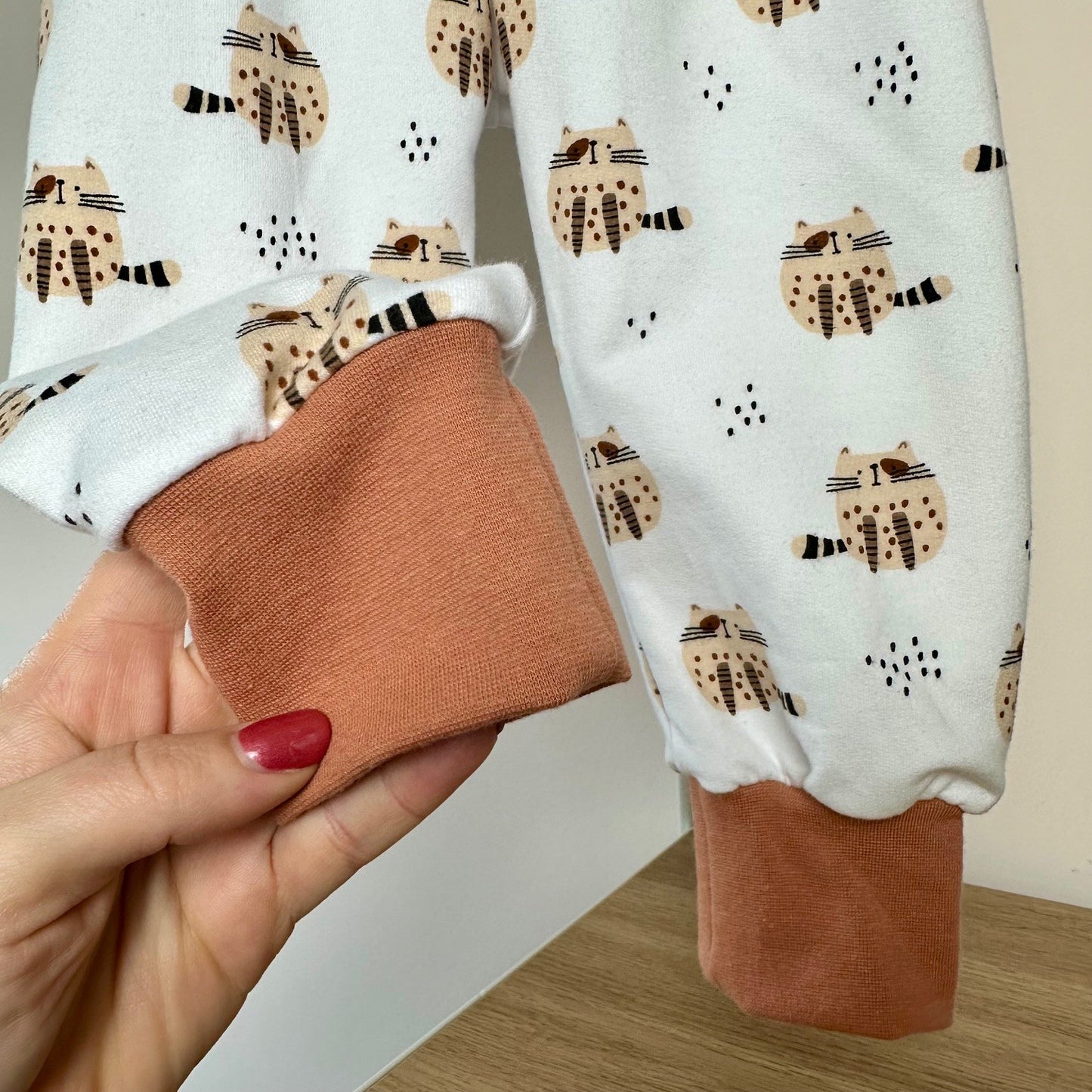 sarouel tout doux et chaud pour bébé avec imprimé chat pour un look adorable