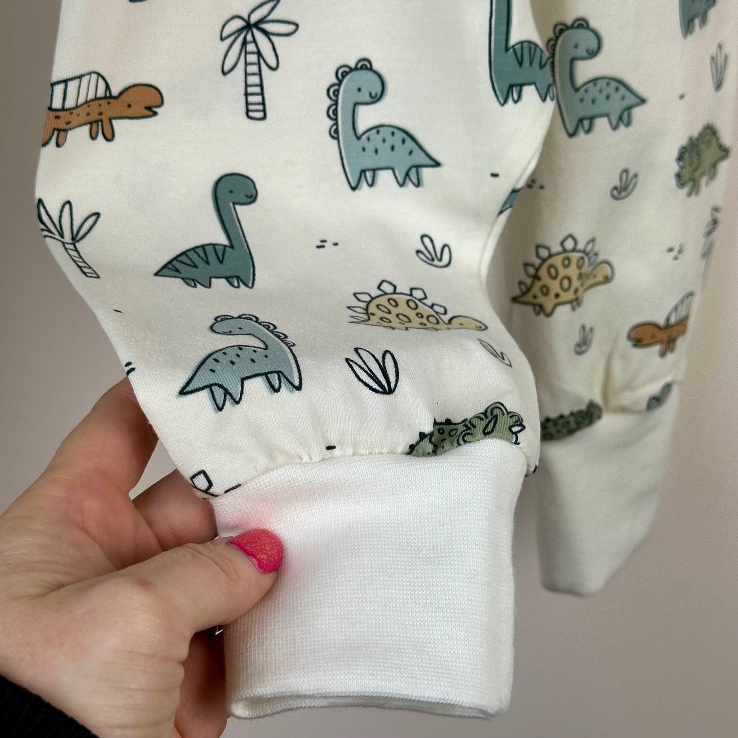 zoom sur les chevilles du pantalon sarouel imprimé dinosaures pour garçon