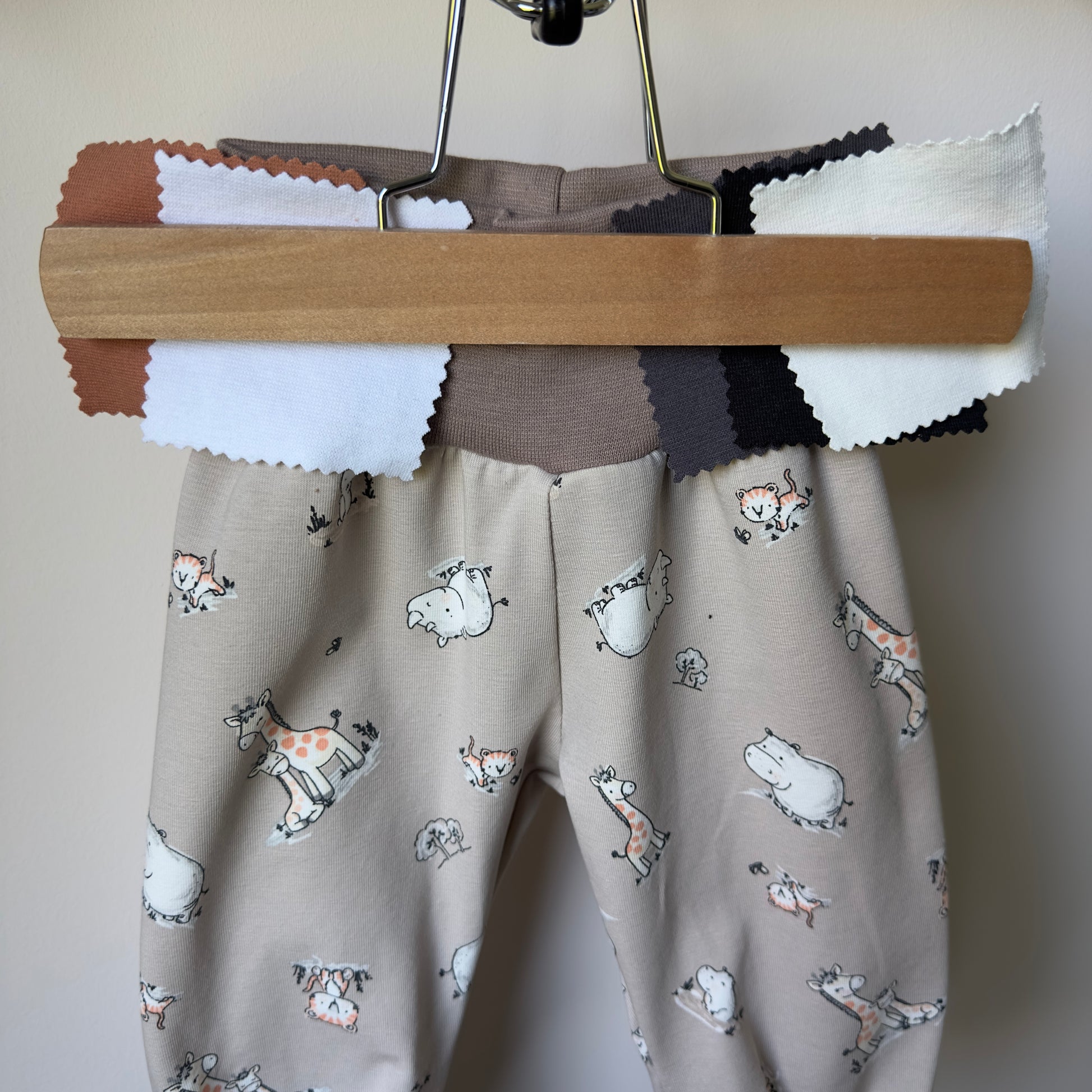 sarouel évolutif et personnalisable pour bébé avec motif girafes fond taupe clair