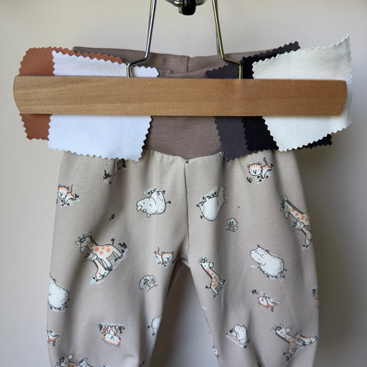 sarouel évolutif et personnalisable pour bébé avec motif girafes fond taupe clair