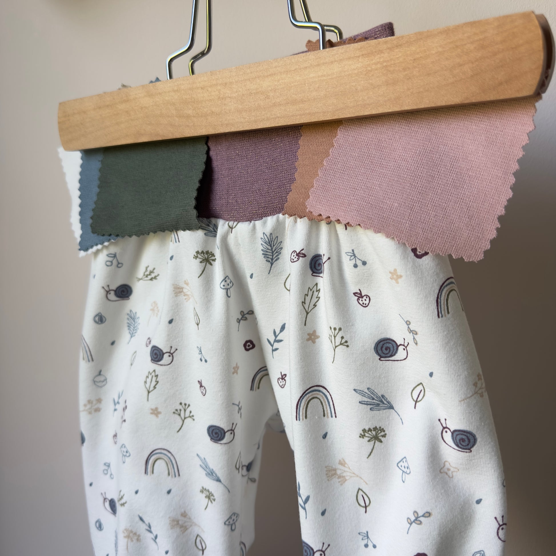 pantalon bébé confortable type sarouel avec motif escargot