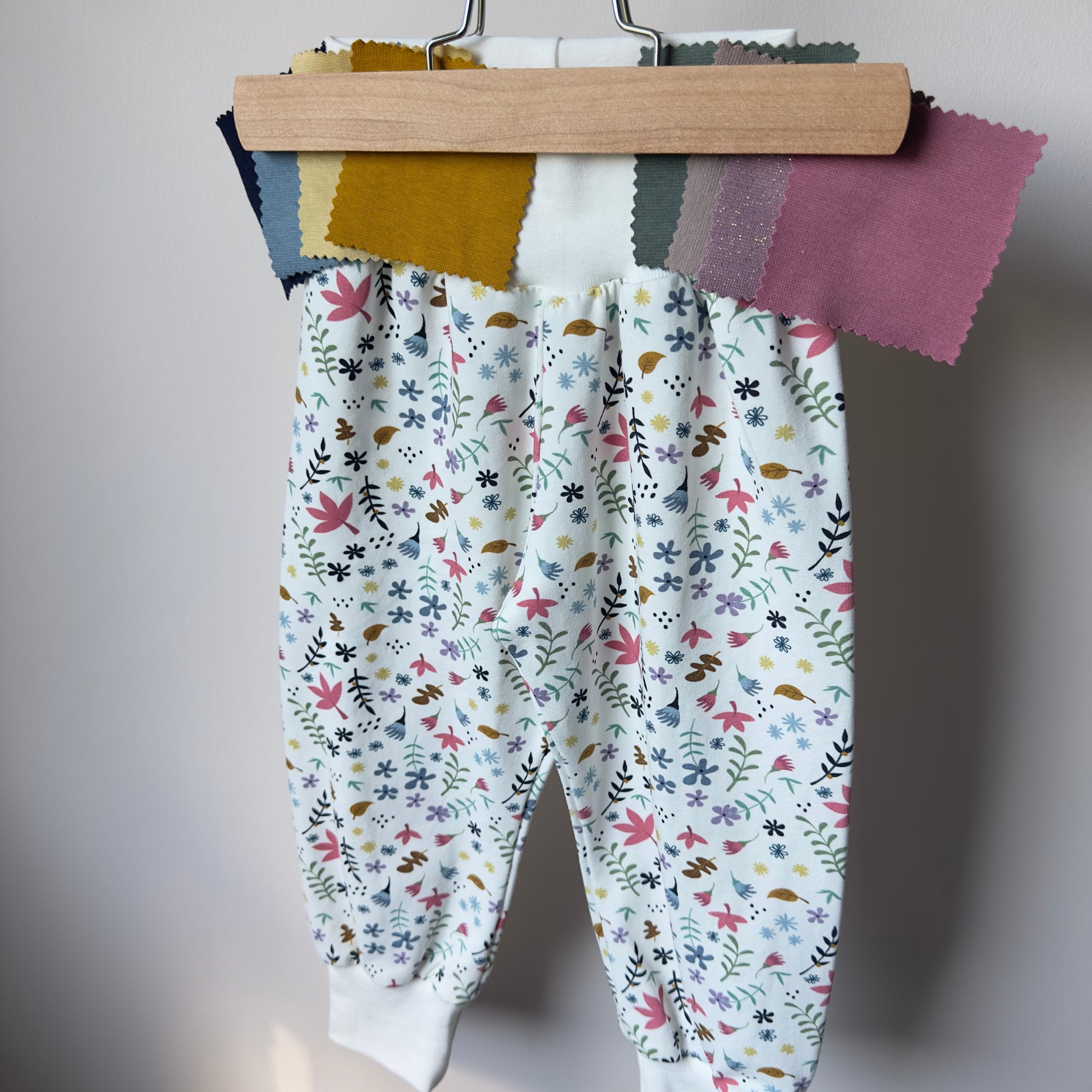 pantalon sarouel confortable pour fille avec de jolies feuilles multicolores à personnaliser pour un look unique