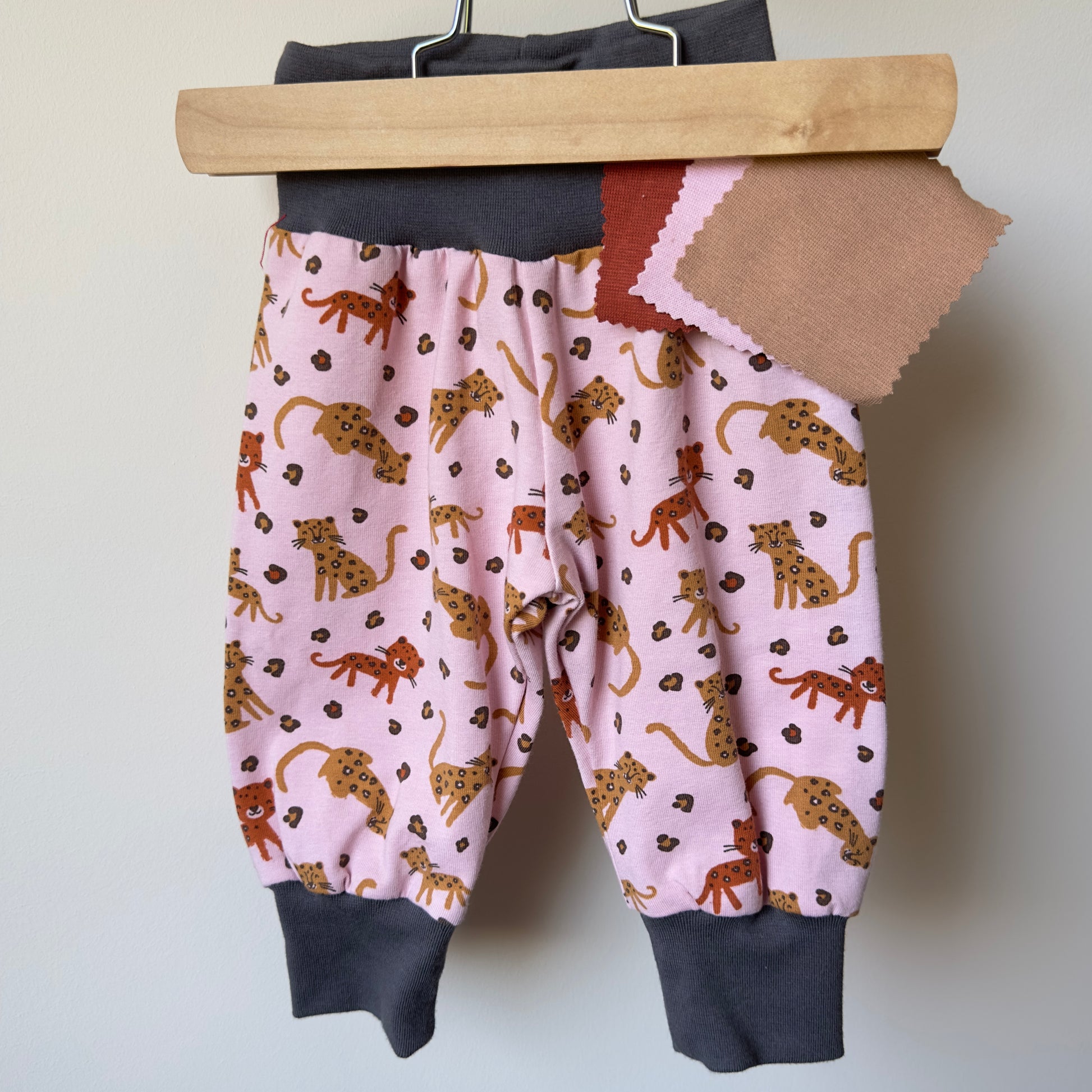 sarouel motif panthères fond rose à personnaliser