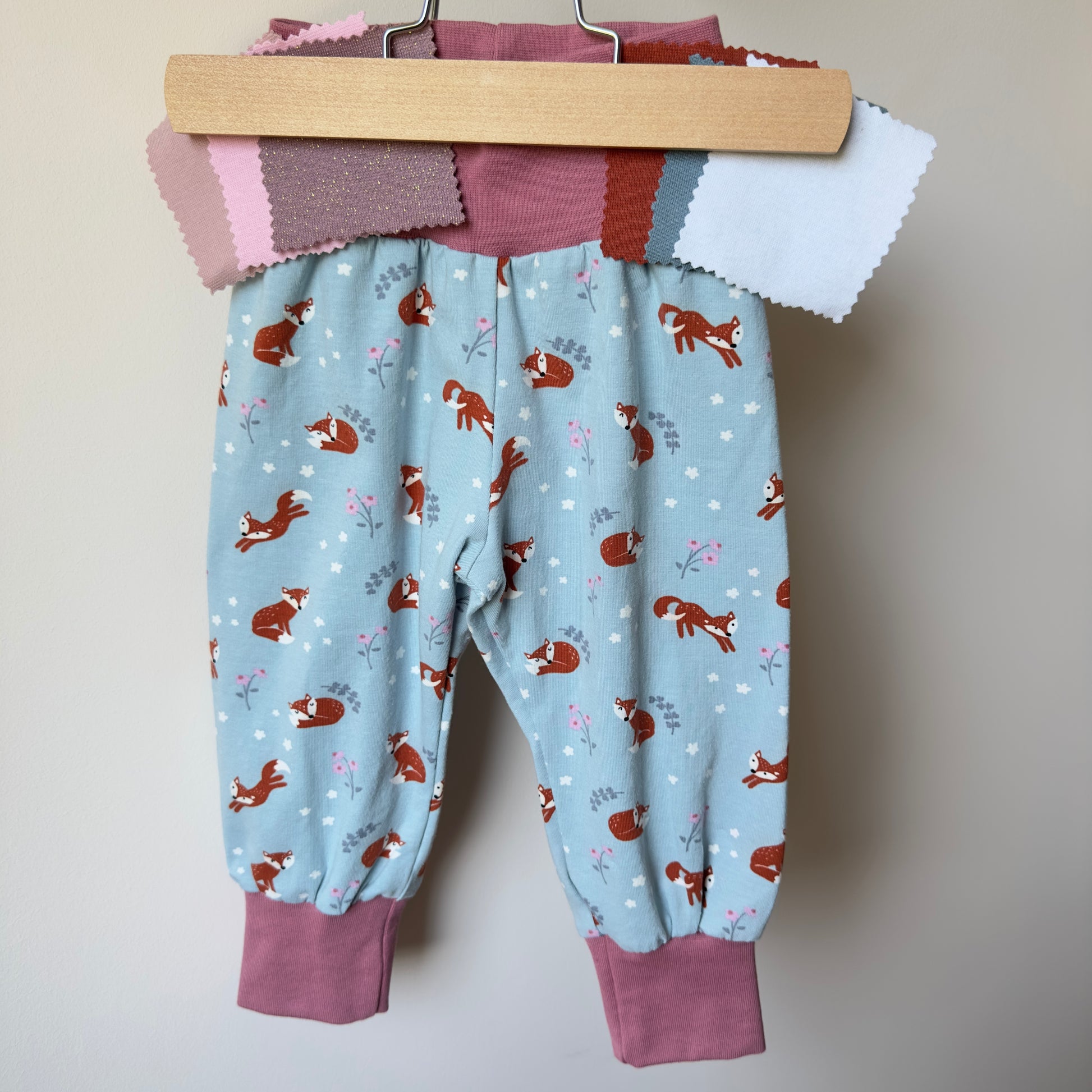 Pantalon sarouel personnalisable pour bébé fille avec de jolis motifs renards
